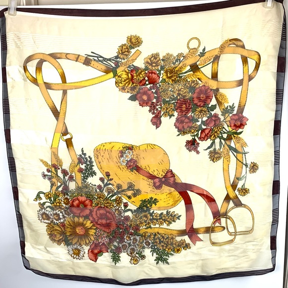 Lovely scarf with a hat and golden ribbons and a bouquet of flowers - Picture 7 of 10